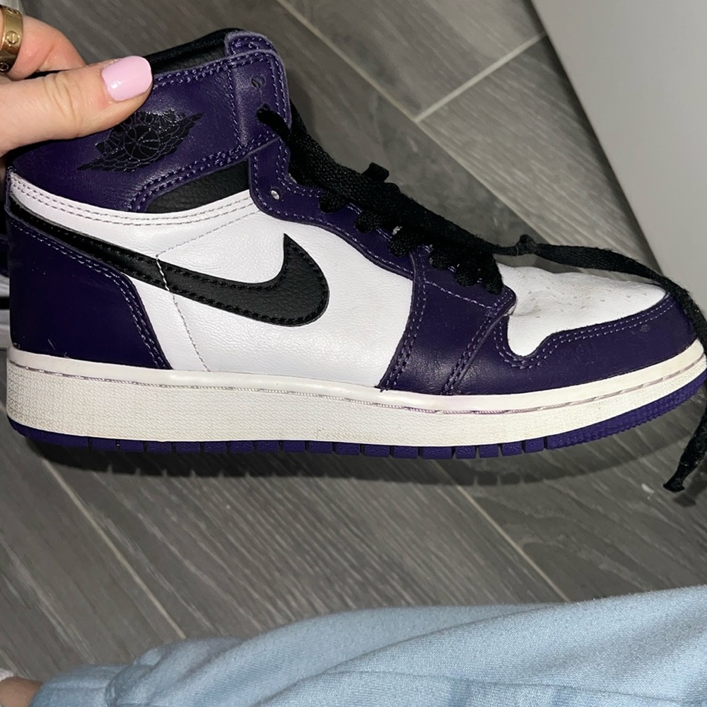 Women’s / Kids size 6 Nike air high tops. Barely worn. Purple and black.